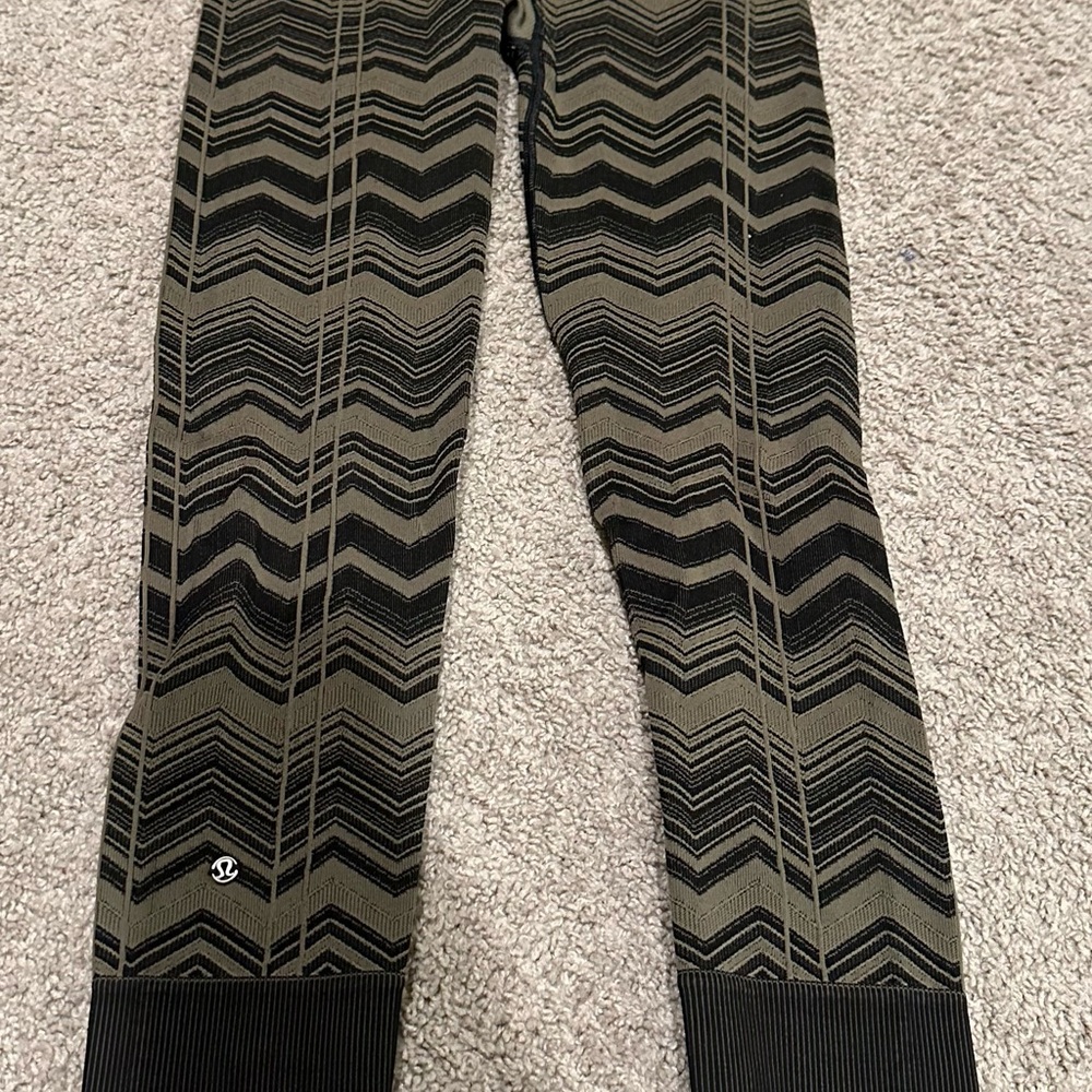 Lululemon Ebb to Street Chevron Green Patterned Leggings - Picture 3 of 3
